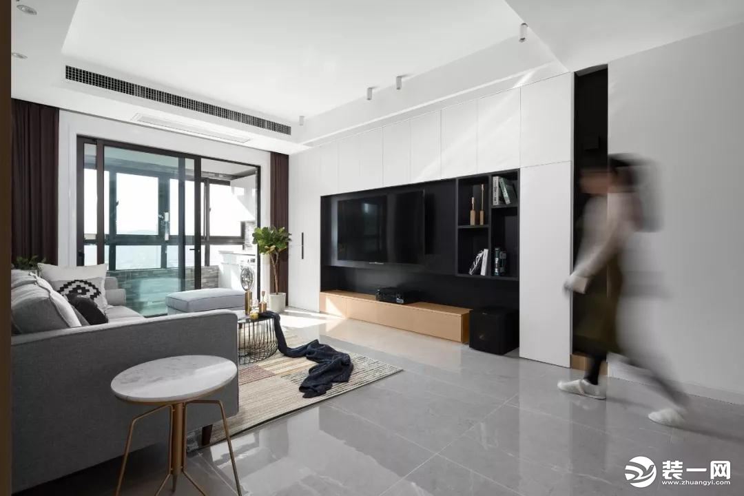 118平黑白灰现代通透宅 木饰面点缀暖意